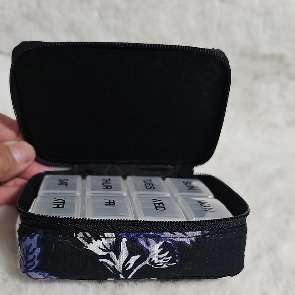 NWT! Vera Bradley Travel Pill Case - Picture 4 of 8